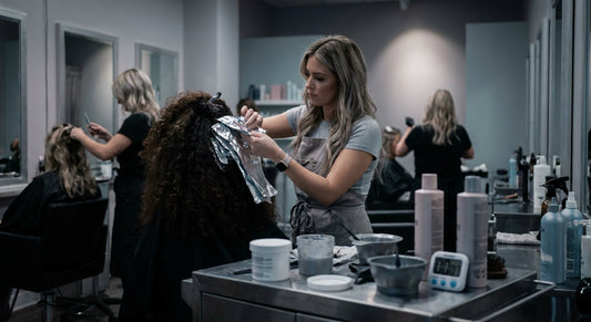 Blond polaire en salon : coût, protocole et tarification 2026 - decoloration et eclaircissement | Coiffissimo