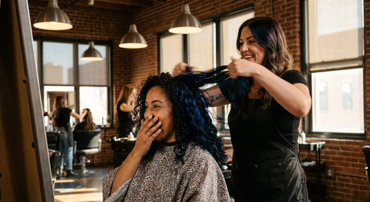 Coloration bleu nuit : obtenir un résultat professionnel en salon - coloration capillaire | Coiffissimo