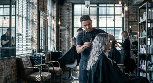 Comment utiliser le rasoir plume pour texturiser sans abîmer - coloration capillaire | Coiffissimo