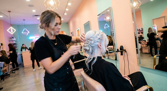 Décolorer des cheveux foncés ou colorés : passer du brun au blond - decoloration et eclaircissement | Coiffissimo