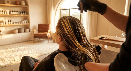 Huile éclaircissante cheveux : fonctionnement et usage en salon - decoloration et eclaircissement | Coiffissimo