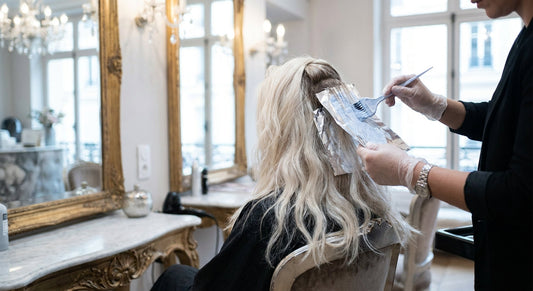 Mèches blond platine : technique, décoloration et résultat maîtrisé - decoloration et eclaircissement | Coiffissimo