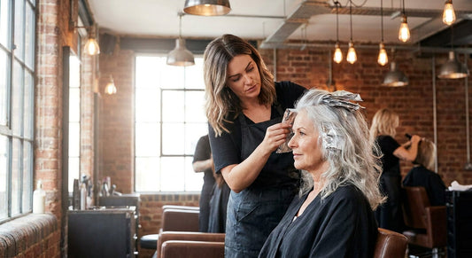 Mèches sur cheveux gris et blancs : techniques et protocoles salon - decoloration et eclaircissement | Coiffissimo